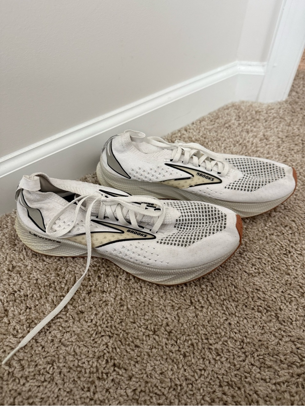 Brooks Levitate Stealthfit Black & White